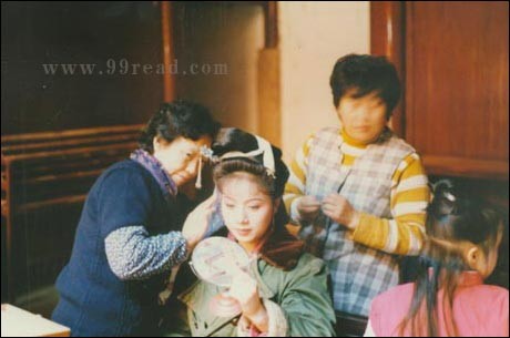 Mã Lan, nghệ sỹ tên tuổi đóng mẹ Đường Tăng đang hóa trang . Ngoài đời, cô rất thân với Dương Tuấn, người đóng thôn nữ tập "Tam đả Bạch cốt tinh"